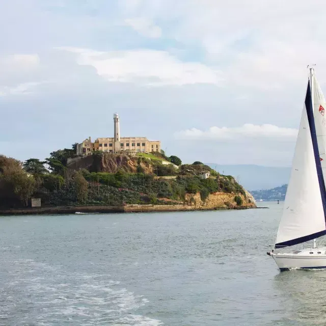 Um veleiro passa em frente à Ilha Alcatraz , em São Francisco.